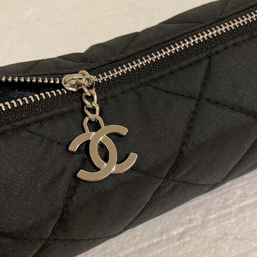 New✨Quilted Black Bag with Chanel Logo - Picture 6 of 7